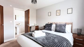 6 bedrooms, free WiFi, bed sheets