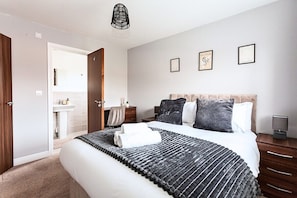 6 bedrooms, free WiFi, bed sheets - Stylish 3BR Retreat w/ 6 Beds, Sleeps 7, Parking (Greater Manchester)