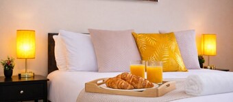 Central Nottingham Oasis Sleeps 9 With Parking