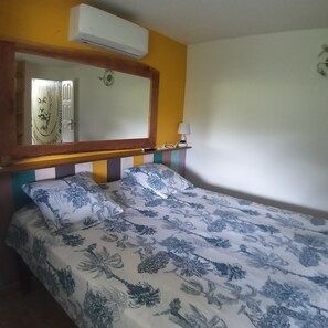 1 dormitori, planxa i posts de planxar, Internet i roba de llit