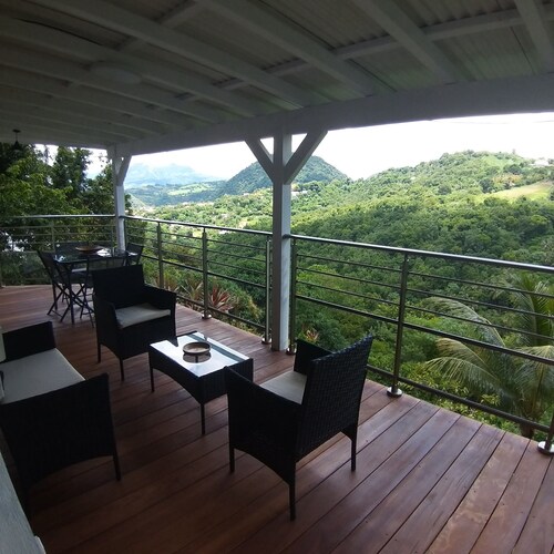 Quiet apartment with mountain views in a green setting 7 minutes from the sea.