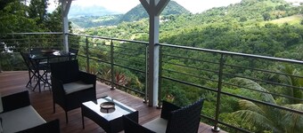 Quiet apartment with mountain views in a green setting 7 minutes from the sea.
