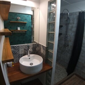 Chuveiro, secador de cabelo, toalhas de banho, sabonete