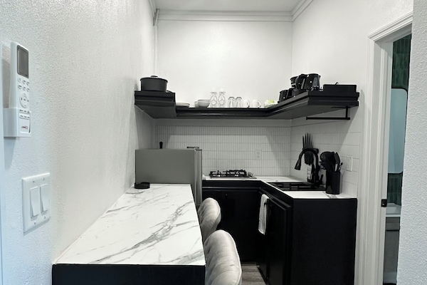 Apartemen | Dapur pribadi | Microwave, kompor, dan peralatan masak/sendok-piring