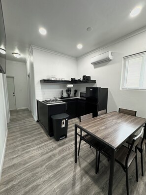 Apartment, Balkon, eingeschränkter Meerblick | Speisen