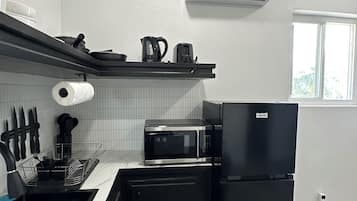 Apartemen, balkon, pemandangan laut terbatas | Dapur pribadi