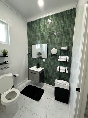 Apartment, Balkon, eingeschränkter Meerblick | Badezimmer