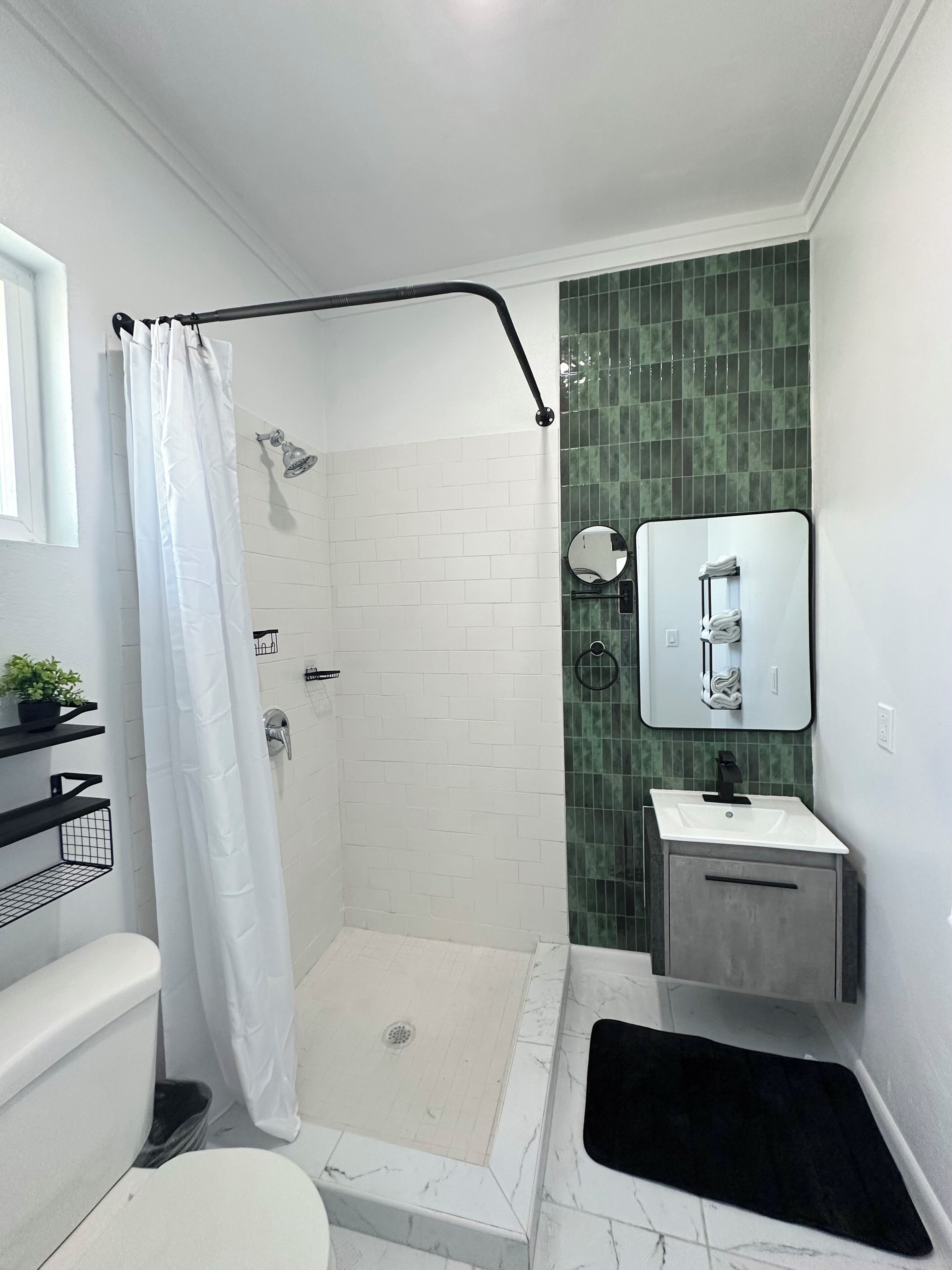 Apartment, Balcony, Partial Sea View | Bilik Mandi | Pancuran mandi, pengering rambut, tuala disediakan, sabun 