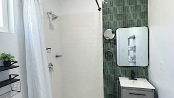 Apartment, Balcony, Partial Sea View | Bilik Mandi | Pancuran mandi, pengering rambut, tuala disediakan, sabun