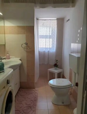 Shower, hair dryer, towels, soap - Stairway to Etna 1 Apartment with Balcony and Etna View in Catania (Catania)