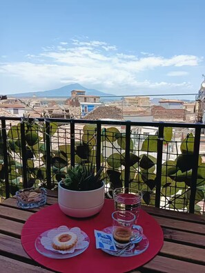 Outdoor dining - Stairway to Etna 1 Apartment with Balcony and Etna View in Catania (Catania)