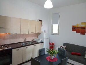 Microwave, oven, stovetop - Stairway to Etna 1 Apartment with Balcony and Etna View in Catania (Catania)