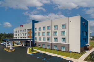 Un hotel moderno con techo plano, múltiples ventanas y cielo despejado.