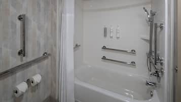 Un baño moderno con bañera, ducha e inodoro.
