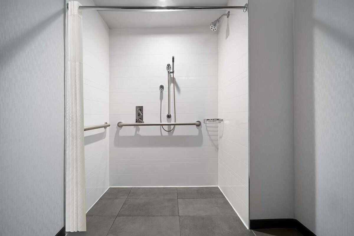 Zimmer, 1 King-Bett, barrierefrei (Roll-In Shower) | Badezimmer