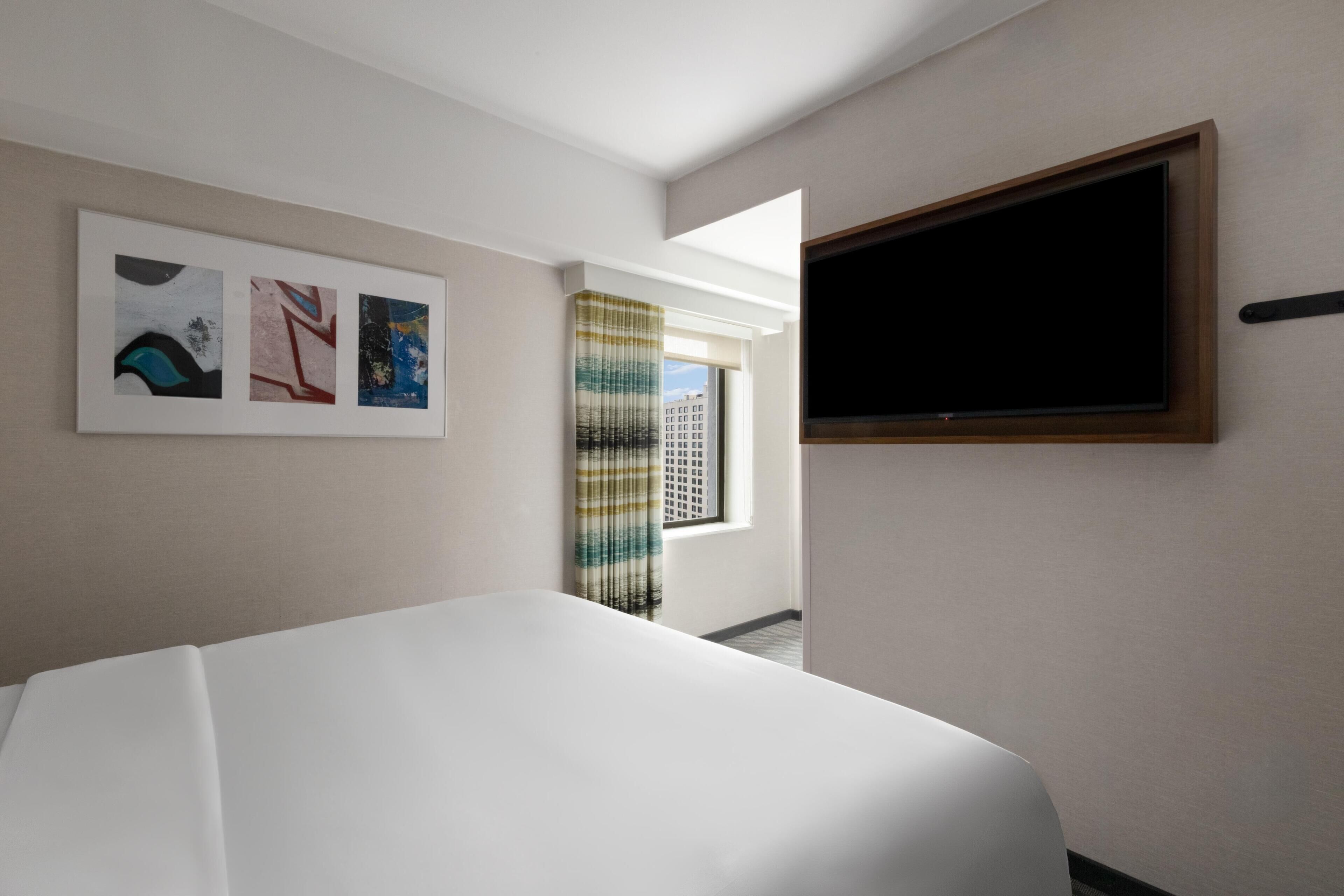 Zimmer, 1 King-Bett, Stadtblick | Zimmersafe, Schreibtisch, kostenloses WLAN, Bettwäsche