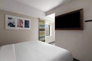 Room, 1 Katil Raja (King), City View | Peti besi dalam bilik, meja, Wi-fi percuma, cadar katil 
