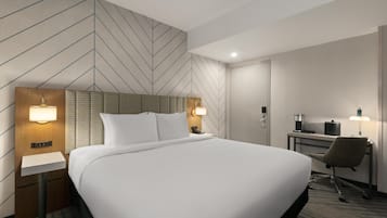 Zimmer, 1 King-Bett, barrierefrei, Badewanne (Mobility & Hearing) | Zimmersafe, Schreibtisch, kostenloses WLAN, Bettwäsche
