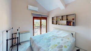 Room - Villa in Kavac with beautiful sea view (Kavač)