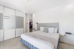 Desk, iron/ironing board, WiFi, bed sheets - Ruby Villa with Rooftop by Signature Stays Aruba (Noord)