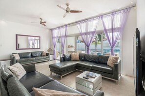 TV - Ruby Villa with Rooftop by Signature Stays Aruba (Noord)