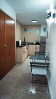 Refrigerador con freezer, utensilios de cocina