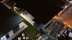 Een woonhuis met een zwembad, terras en een overdekte patio.