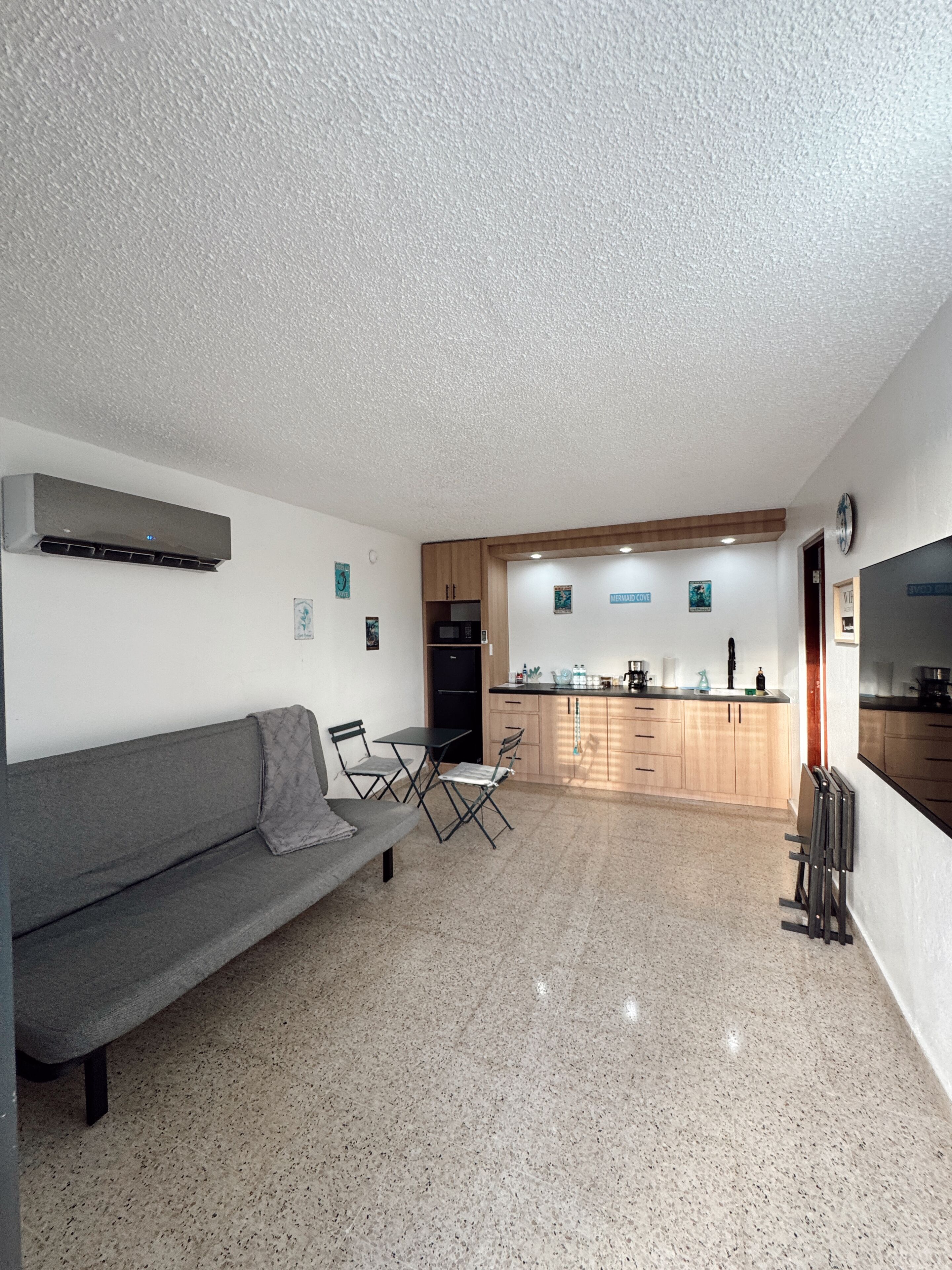Family Apartment | Private kitchen | Full-size fridge, cookware/dishes/utensils
