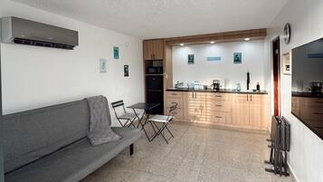 Family Apartment | Private kitchen | Full-size fridge, cookware/dishes/utensils