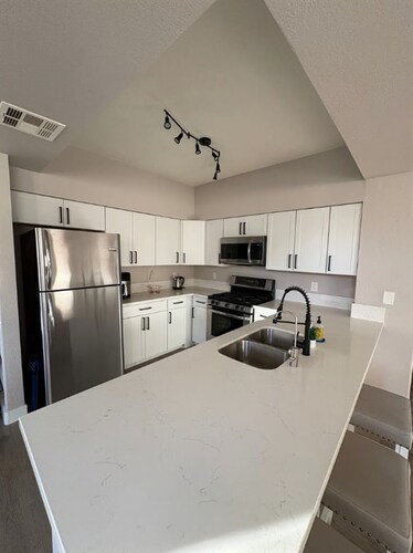 Modern Condo w separate office, two pools & gym