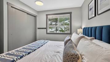 Desk, WiFi, bed sheets