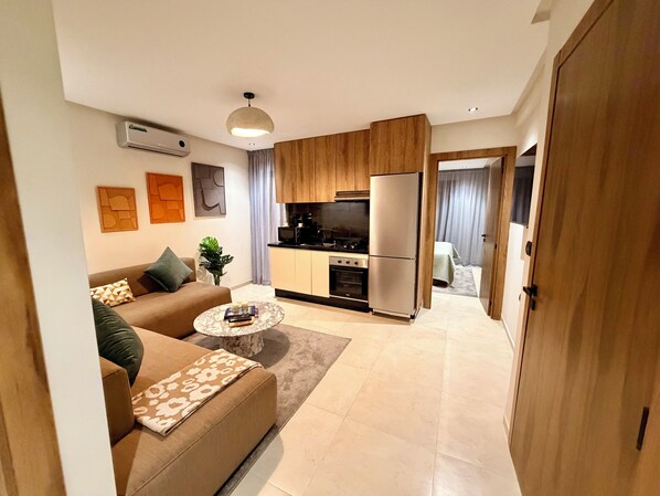Eine moderne Wohnung mit Wohnzimmer, Küche und Essbereich.