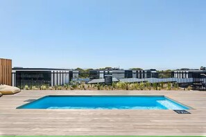 A rooftop pool with a clear view of the surrounding buildings. - Golden Nectar (Cape Town)