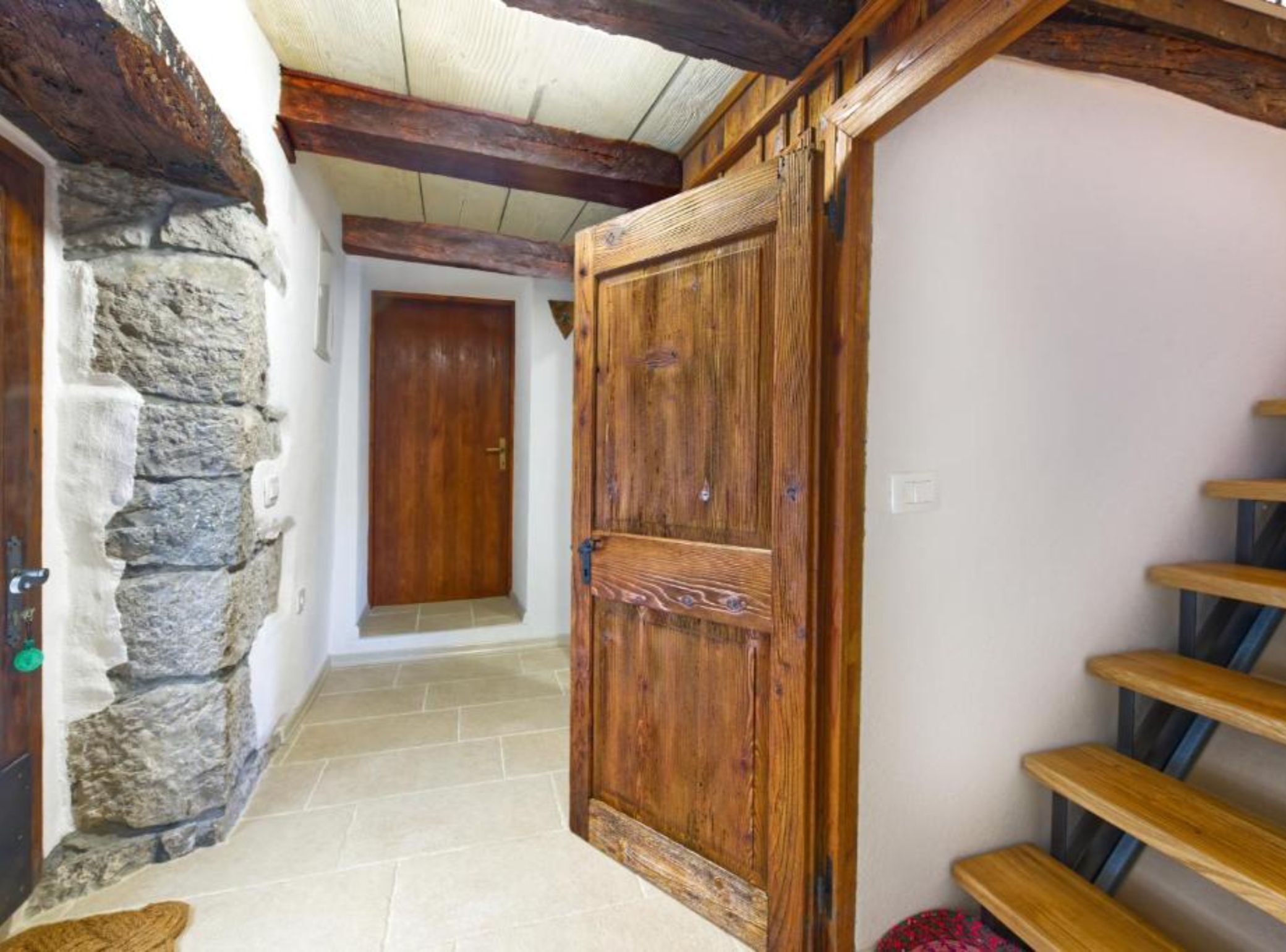 스튜디오 (Studio Apartment with Terrace) | 계단