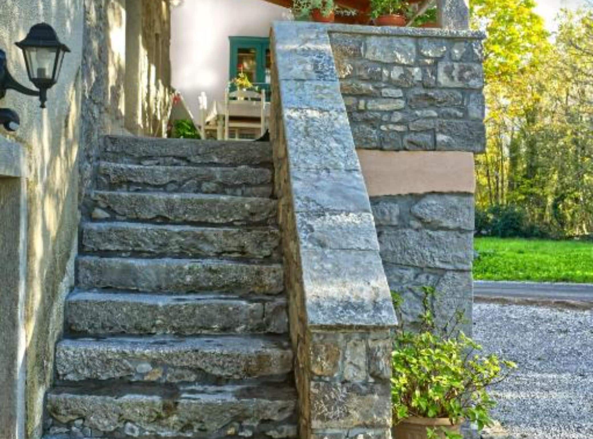 스튜디오 (Studio Apartment with Terrace) | 계단