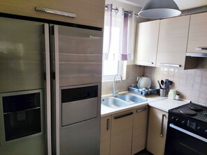 Private kitchen - Comfortable 2-Bedroom Apartment Close to Piraeus Port (Pireas)