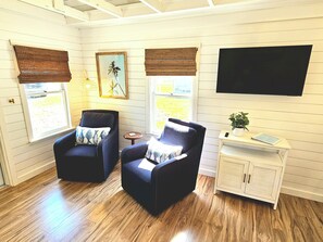 Smart TV - Lou Lou's Hideaway: 1918 Historic Cottage in Cortez - Walk/Bike to AMI Beaches (Bradenton)