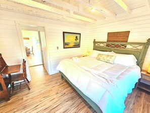 1 bedroom, desk, iron/ironing board, free WiFi - Lou Lou's Hideaway: 1918 Historic Cottage in Cortez - Walk/Bike to AMI Beaches (Bradenton)