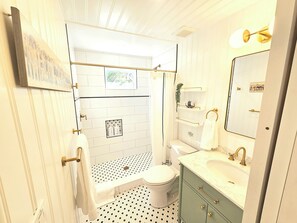 Dusche, Haartrockner, Handtücher, Seife