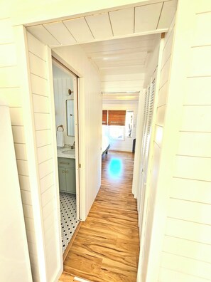 1 bedroom, desk, iron/ironing board, free WiFi - Lou Lou's Hideaway: 1918 Historic Cottage in Cortez - Walk/Bike to AMI Beaches (Bradenton)