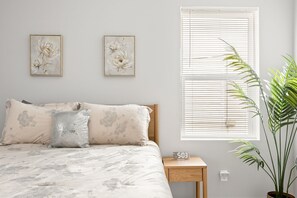 3 habitaciones, tabla de planchar con plancha, wifi y ropa de cama 