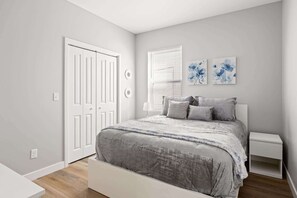3 bedrooms, iron/ironing board, WiFi, bed sheets - Irvington Style | Luxurious 3BR • Prime Location (Indianapolis)