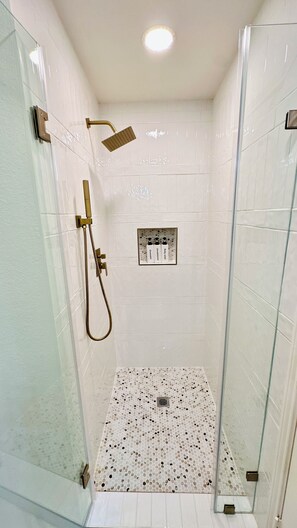 Haartrockner, Handtücher, Seife, Shampoo
