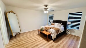 3 slaapkamers, een strijkplank/strijkijzer, gratis wifi, beddengoed