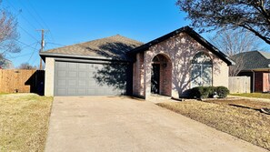 Exterior - 3-bedroom house in gorgeous Burleson with AC for relaxing stays (Burleson)