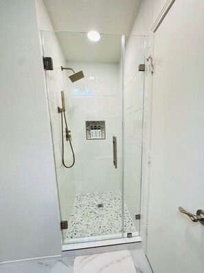Haartrockner, Handtücher, Seife, Shampoo