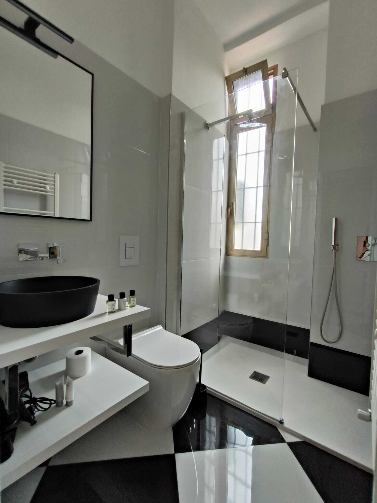 Een douche, een haardroger, handdoeken, zeep