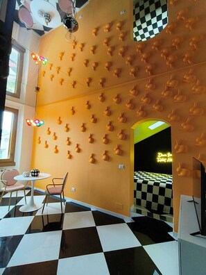 Dining - The Rabbit Hole: Unique Design Stay in Milan Downtown with AC and Wifi (Milano)