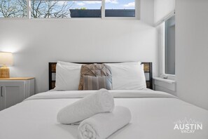 2 habitaciones, escritorio, tabla de planchar con plancha y wifi gratis 