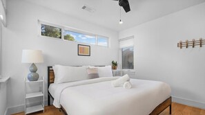 2 habitaciones, escritorio, tabla de planchar con plancha y wifi gratis 